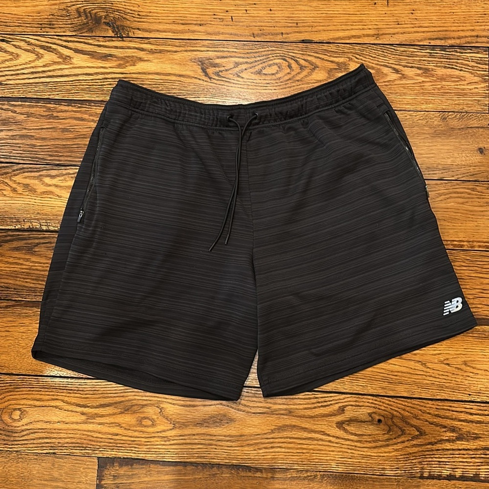 NEW BALANCE DRY MENS BLACK & GRAY ATHLETIC SHORTS- ZIPPER SIDE POCKETS SIZE XXL